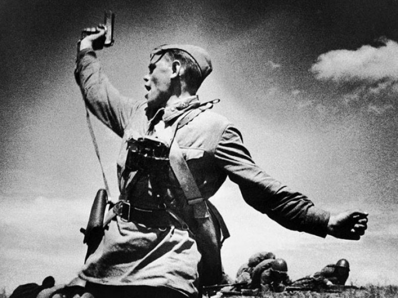 Почему либералы боятся возвращения политруков в Российскую армию?