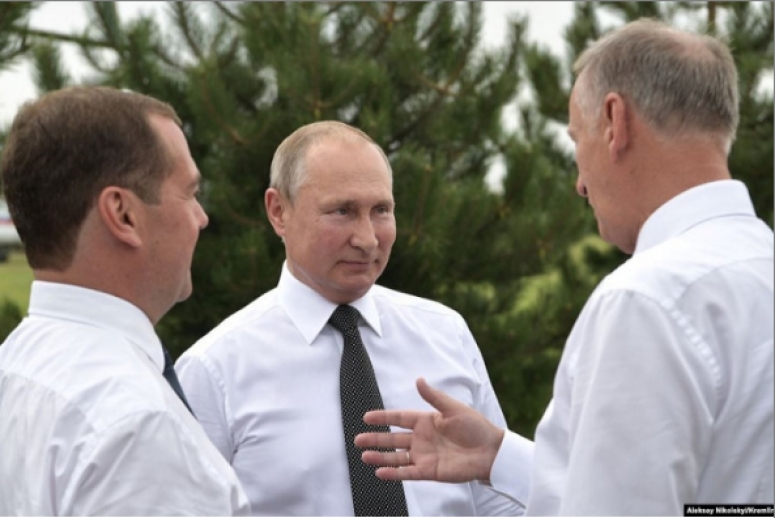 Пути развития России. Разрушение псевдо-демократических институтов, созданных в нашей стране в 90-е годы, неизбежно при любом развитии событий