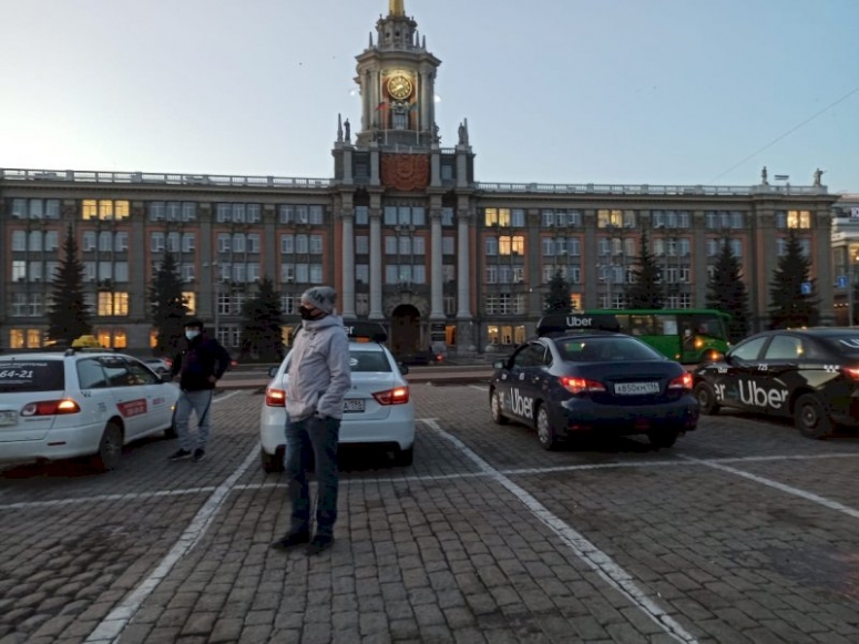 Екатеринбургские таксисты собрались на митинг на Площали 1905 года против постановления губернатора