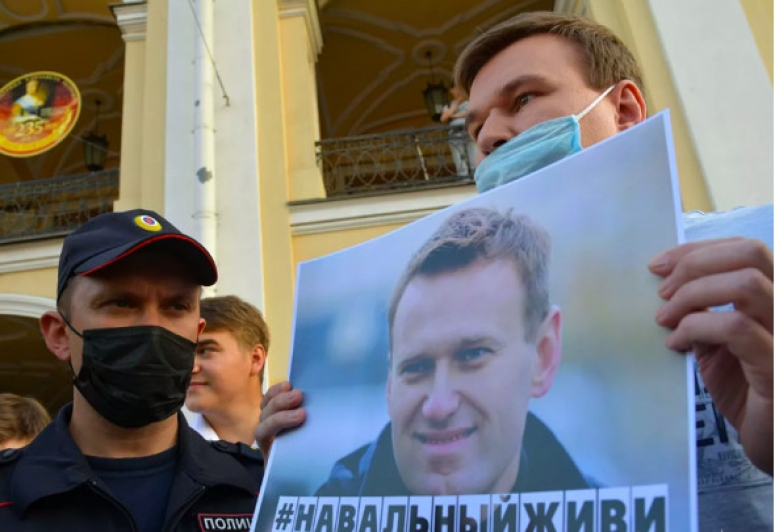 Зачем нас убеждают поверить в отравление Навального.