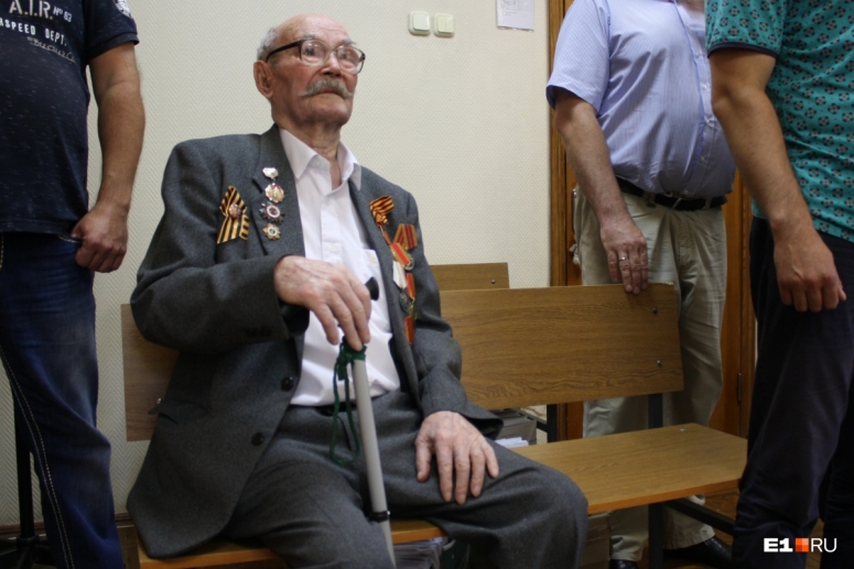 &laquo;Кричал, что вывезет в лес и повесит&raquo;: екатеринбуржцу вынесли приговор за избиение фронтовика. Конфликт случился из-за квартиры, которую дедушке подарил Путин