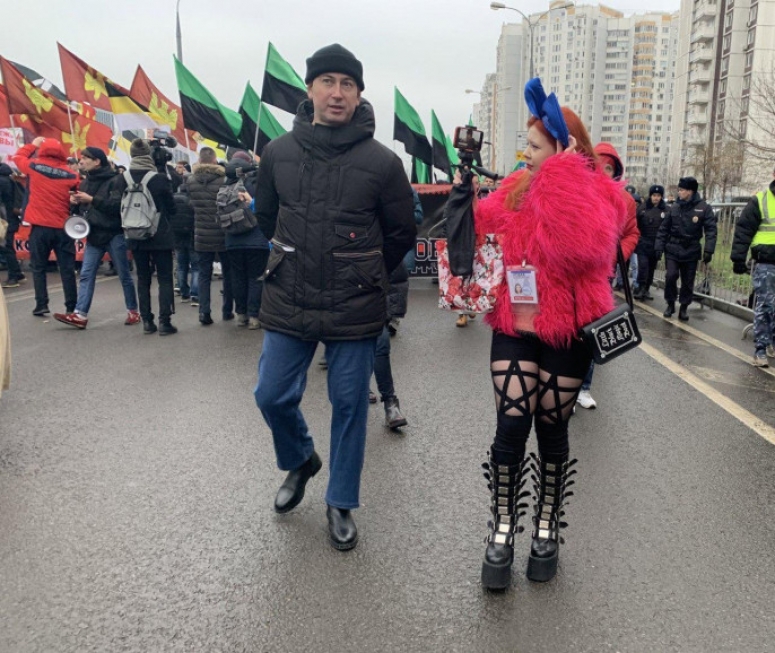 Представители банковской национальности отхороводили в Москве два согласованных "Русских марша"