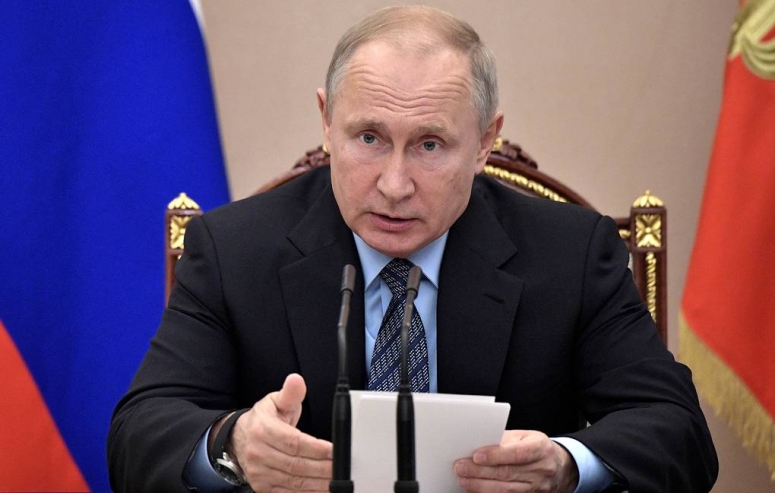 Президент России В.В.Путин наградил членов экипажа самолета спасших своих пассажиров